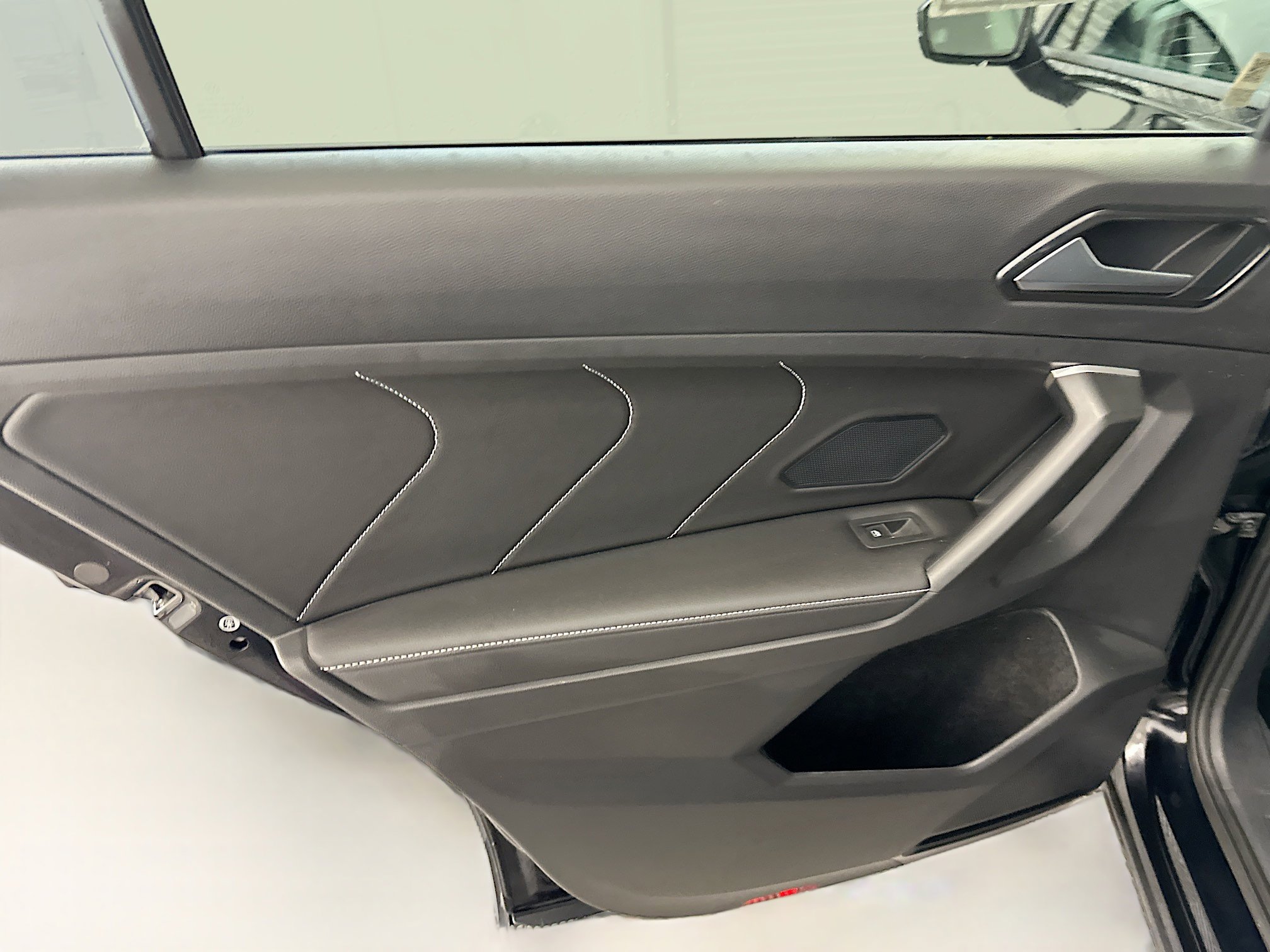 Used 2024 Volkswagen Tiguan SE R-Line image 27