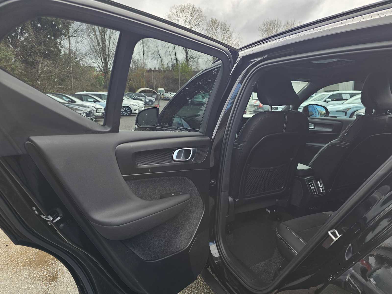 Used 2023 Volvo XC40 Recharge Ultimate image 16