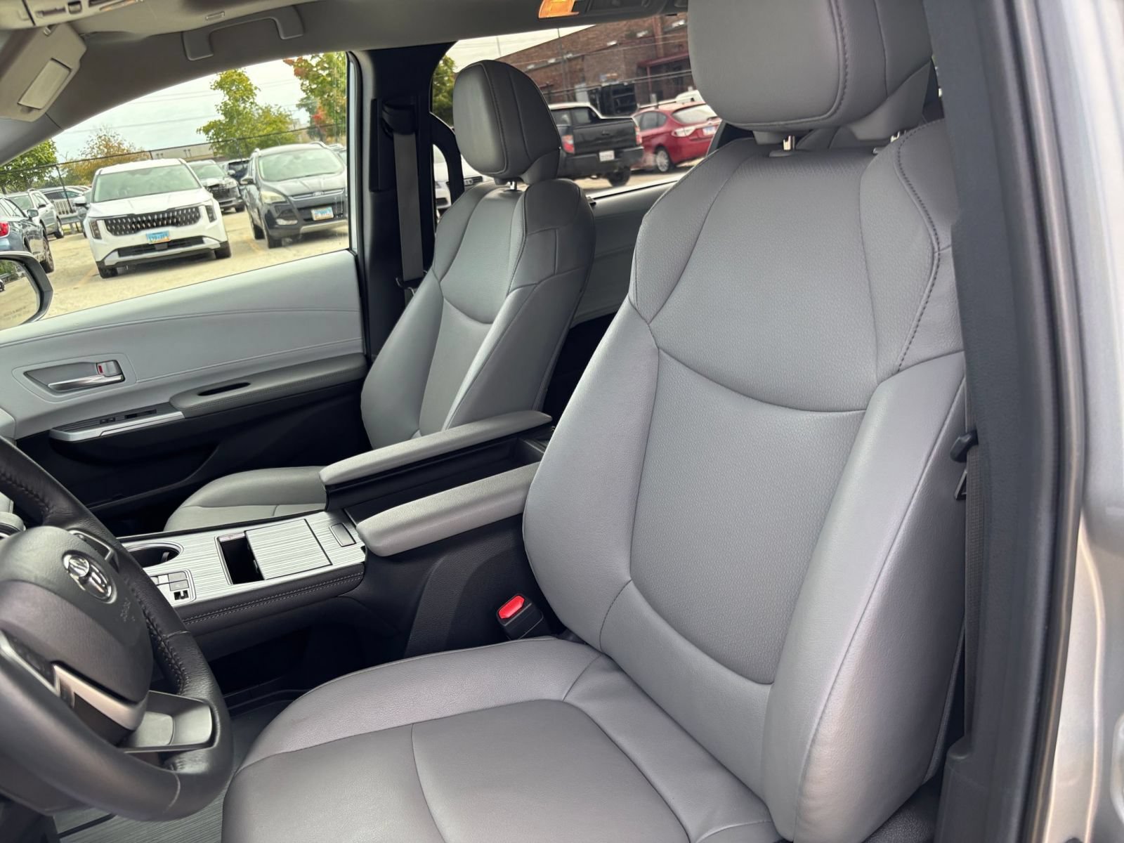 Used 2025 Toyota Sienna XLE FWD image 37