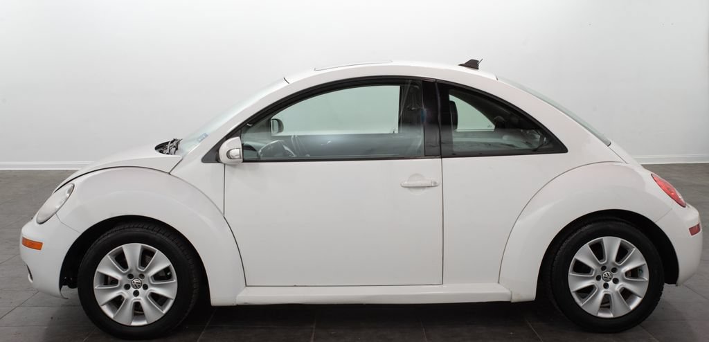Used 2010 Volkswagen Beetle Coupe FWD image 4