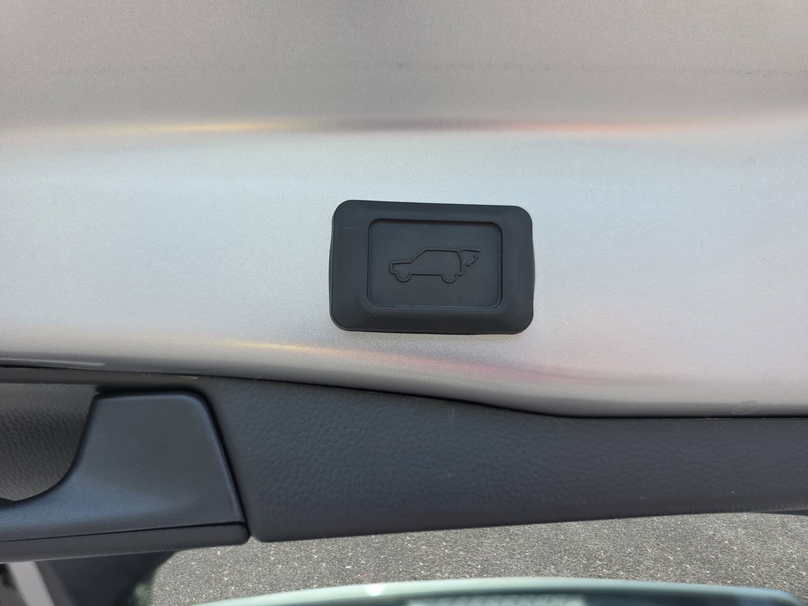 Used 2025 Toyota RAV4 XLE w/ Convenience Package FWD image 13