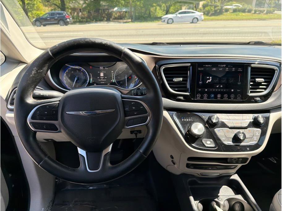 Used 2018 Chrysler Pacifica Touring-L Plus FWD image 16