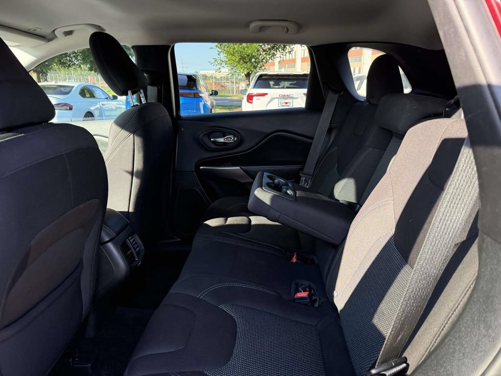 Used 2019 Jeep Cherokee Latitude w/ Popular Appearance Group FWD image 16