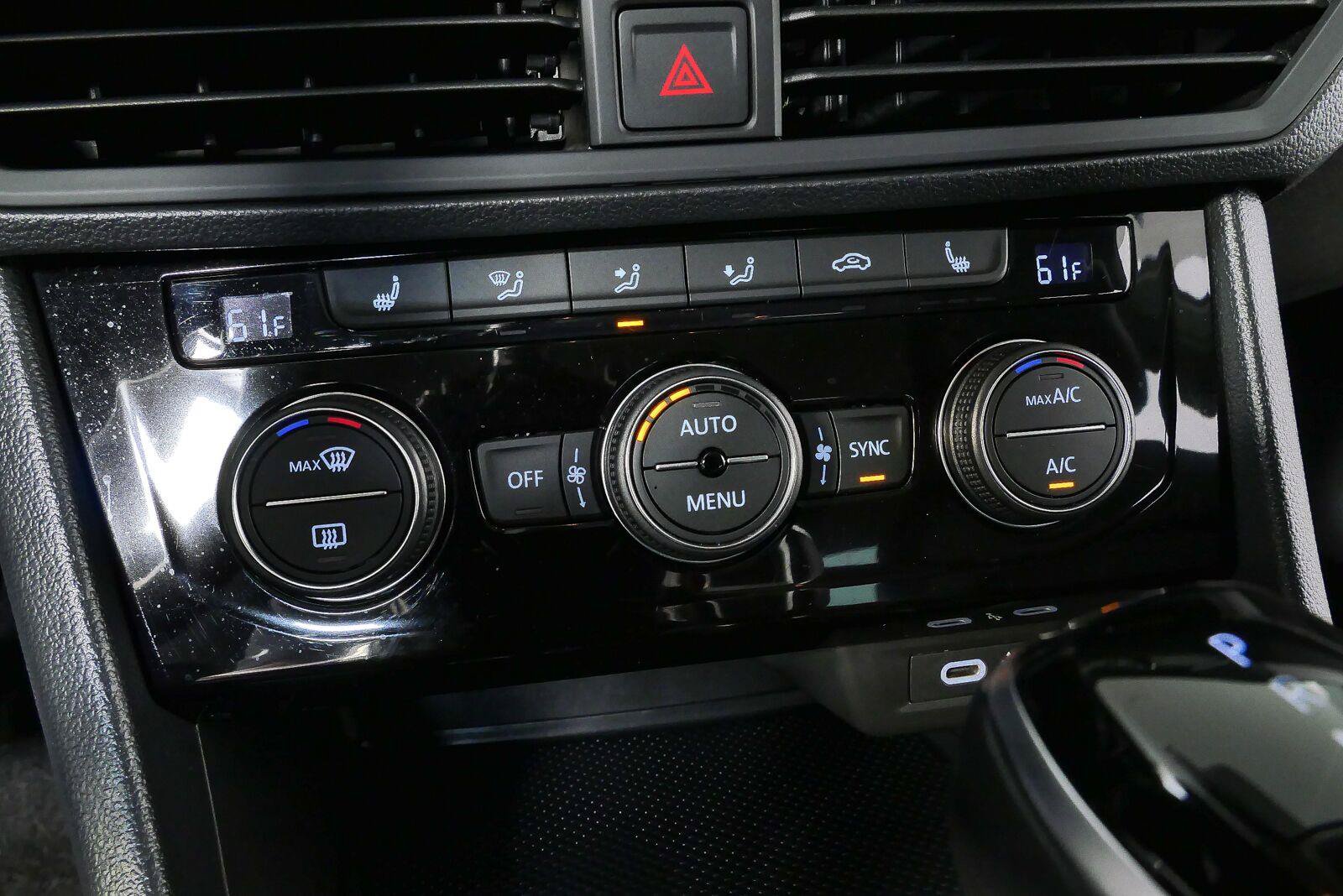 Used 2024 Volkswagen Jetta SE w/ Panoramic Sunroof Package FWD image 13