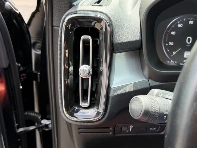 Used 2020 Volvo XC40 T4 Momentum FWD image 26