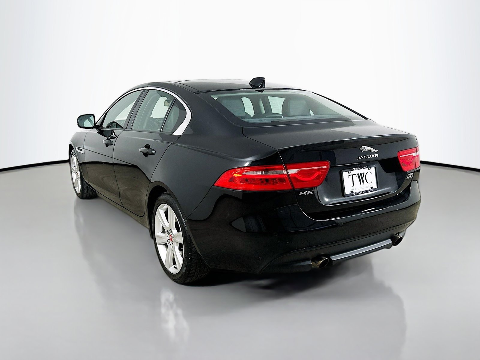Used 2018 Jaguar XE Premium AWD/4WD image 7