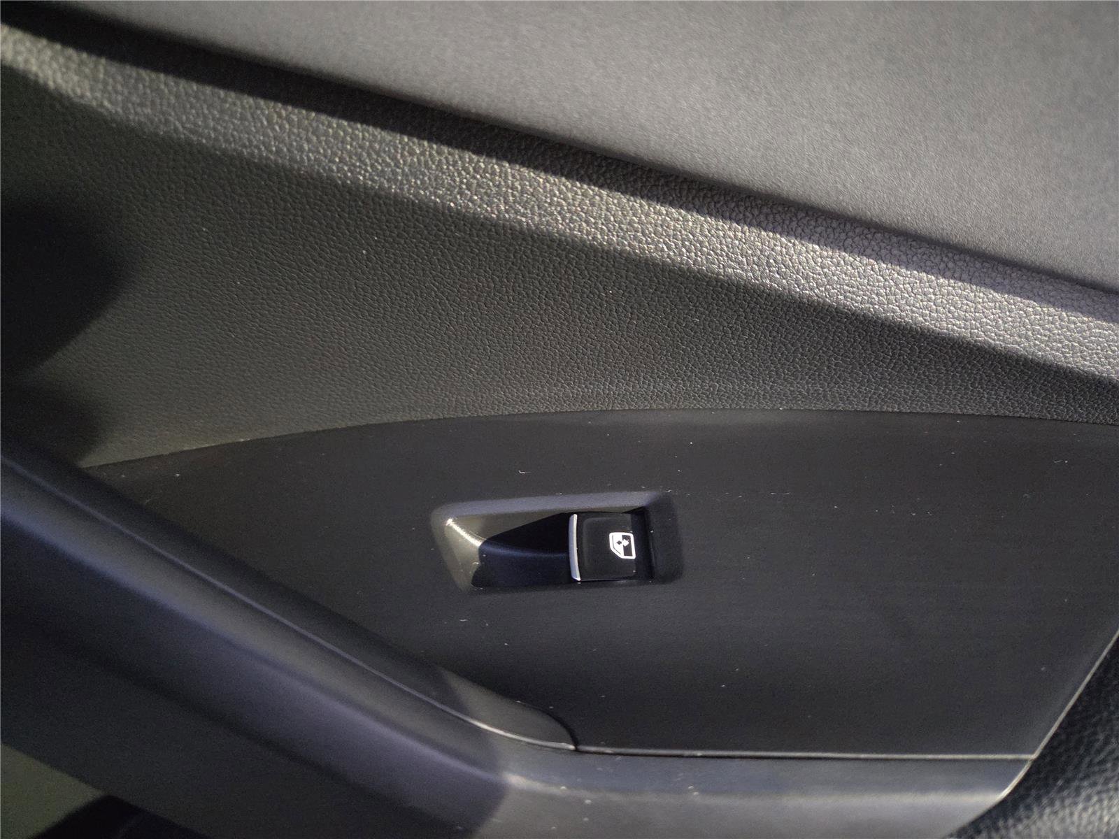 Certified 2025 Volkswagen Jetta SE w/ Sunroof Package image 33