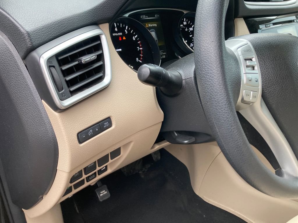 Used 2016 Nissan Rogue SV image 19