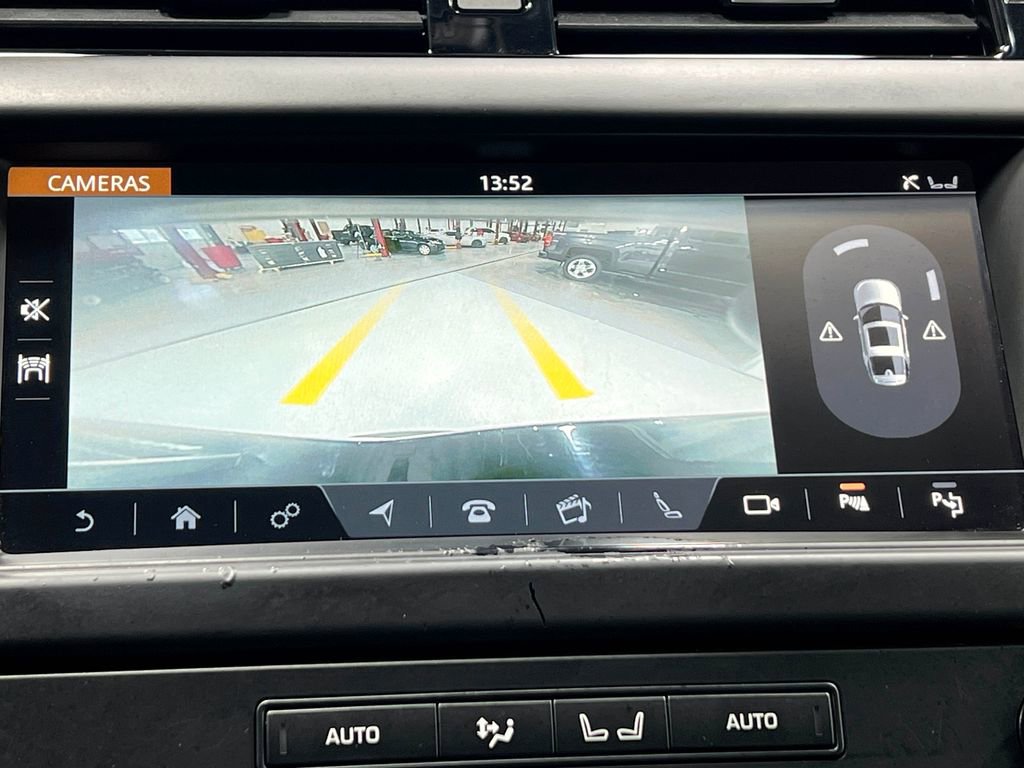 Used 2020 Land Rover Discovery Landmark image 11