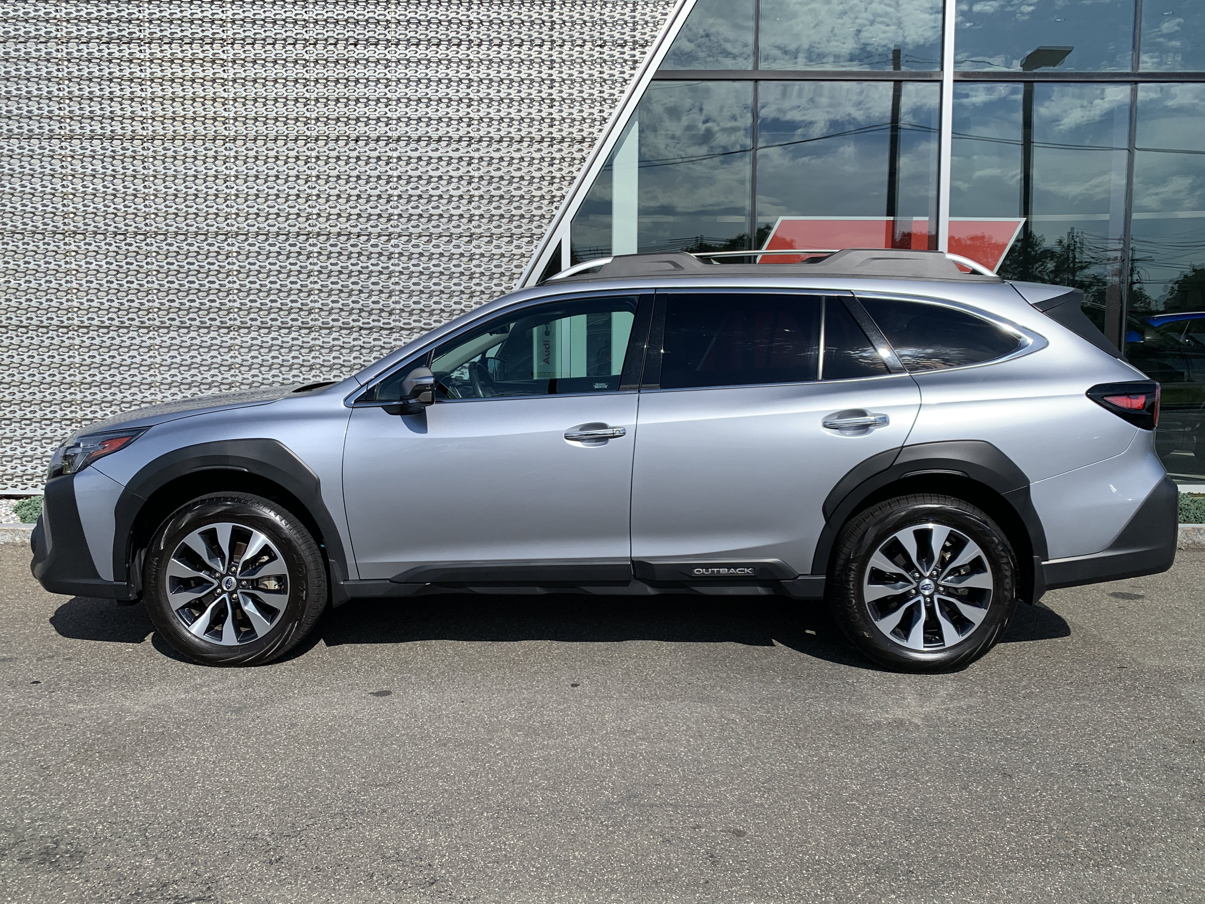 Used 2024 Subaru Outback Touring AWD/4WD image 2