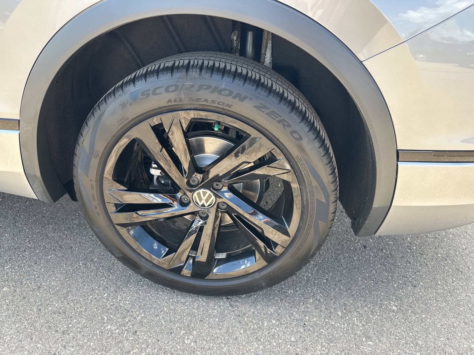 Certified 2024 Volkswagen Tiguan SE R-Line AWD/4WD image 8