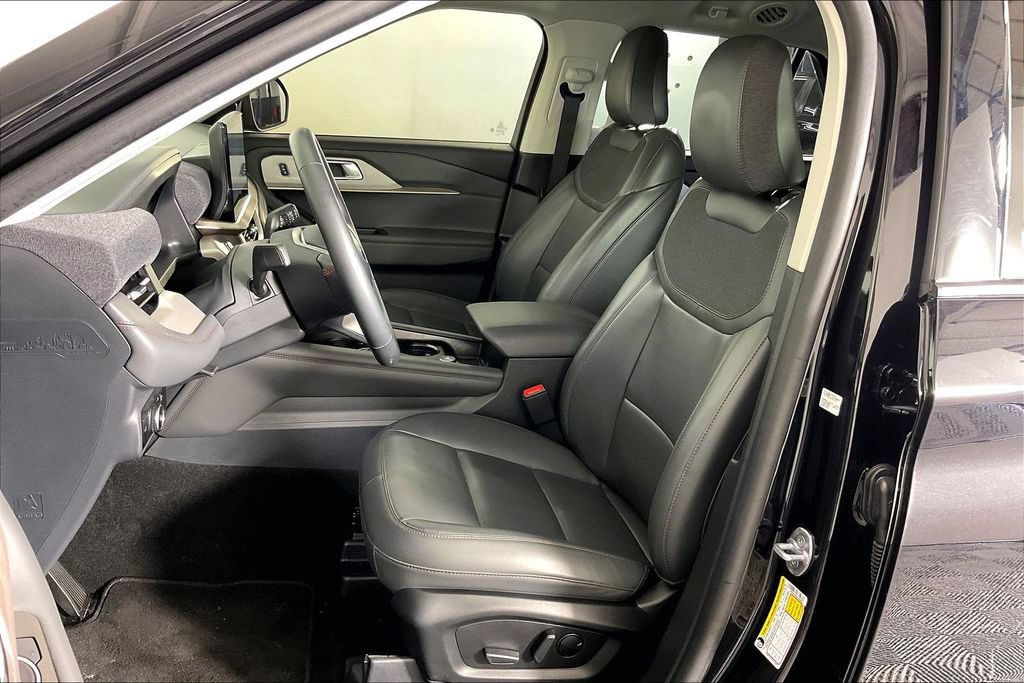 Used 2025 Ford Explorer Active w/ Active Comfort Package RWD image 31