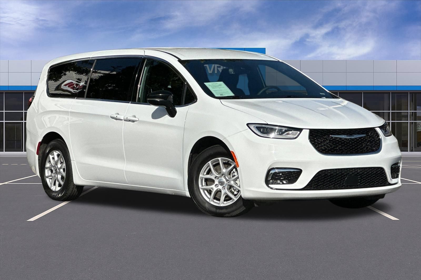 Used 2025 Chrysler Pacifica Select FWD image 2