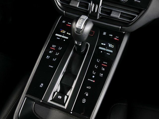 Certified 2023 Porsche Macan image 16
