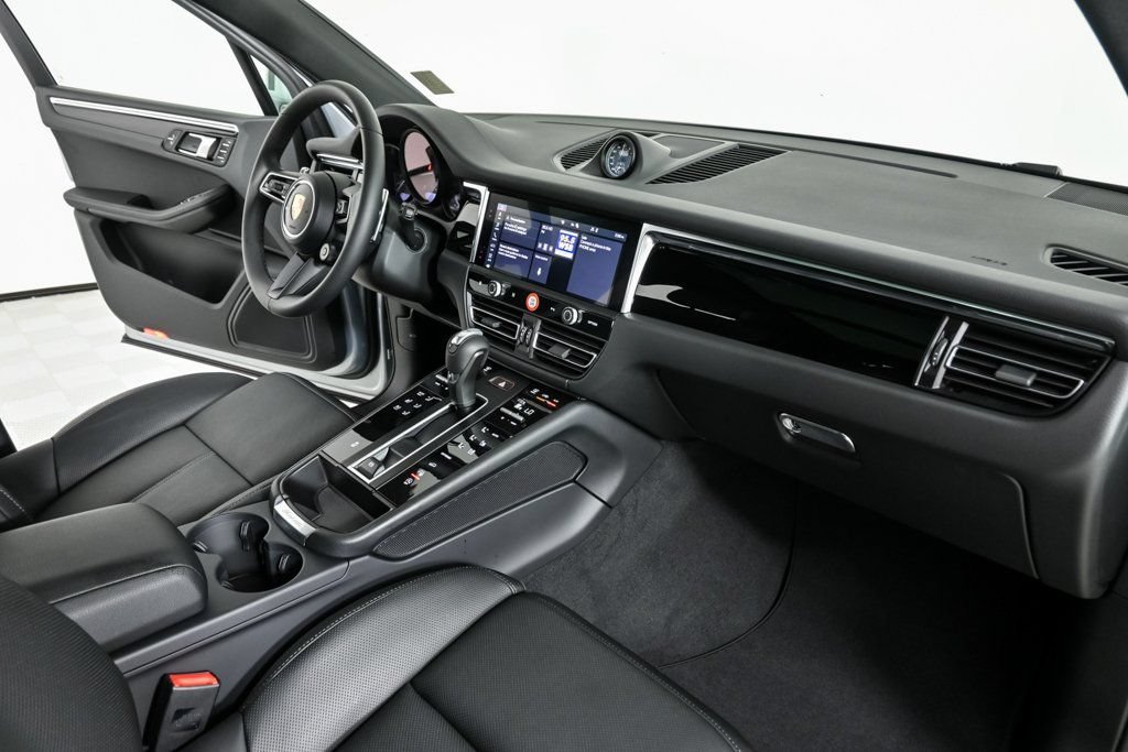 Certified 2026 Porsche Macan AWD/4WD image 24