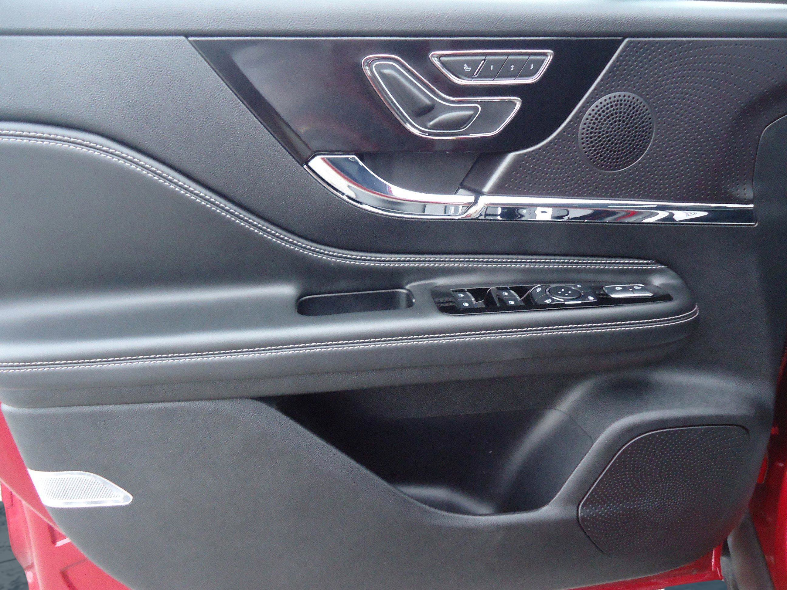 Used 2025 Lincoln Corsair AWD w/ Equipment Group 101A image 19