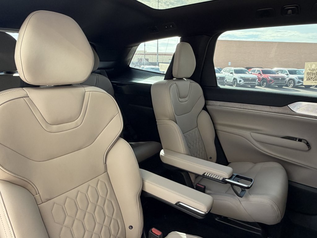 Used 2025 Volvo EX90 Ultra AWD/4WD image 42