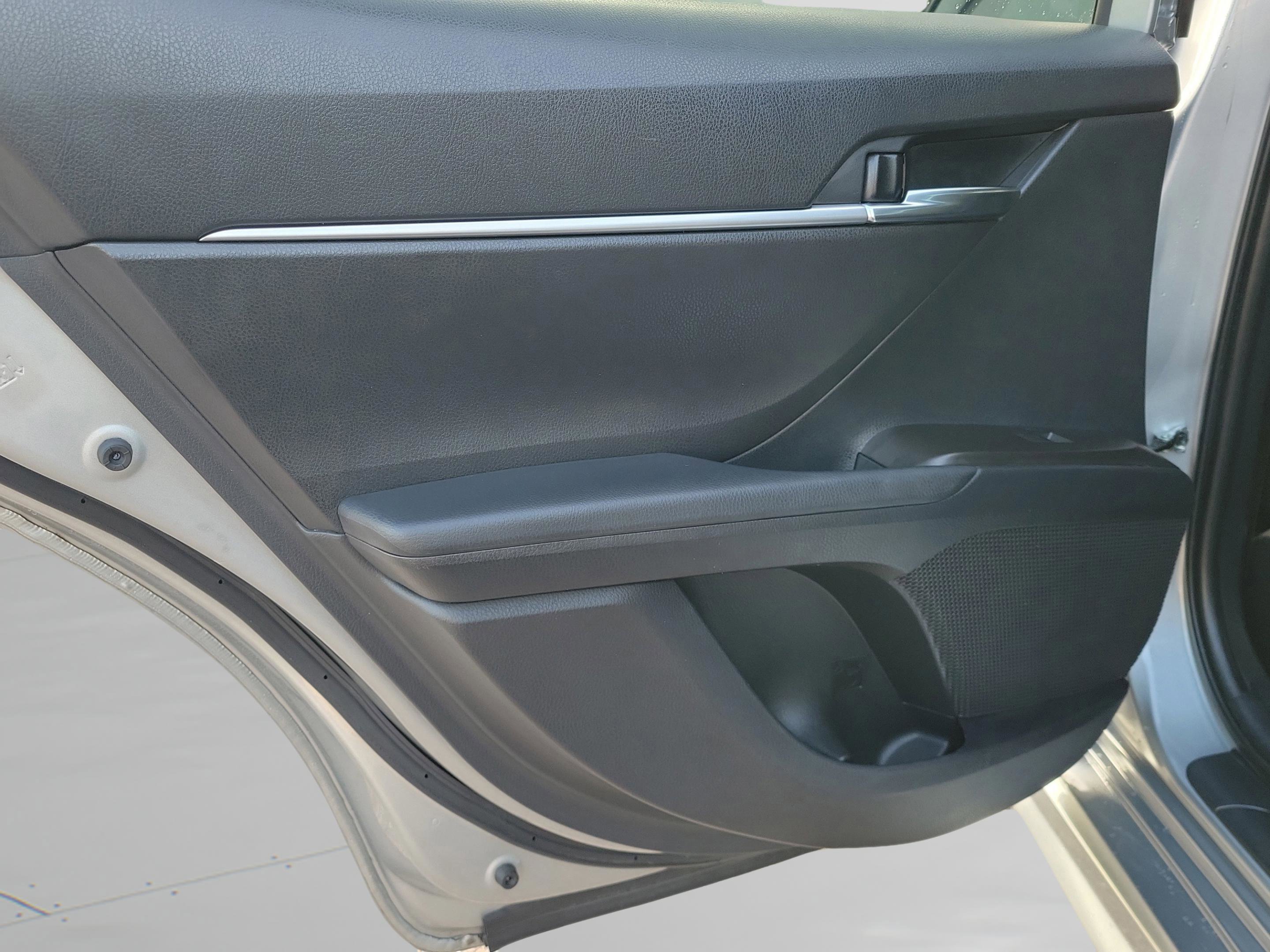 Used 2022 Toyota Camry SE image 12