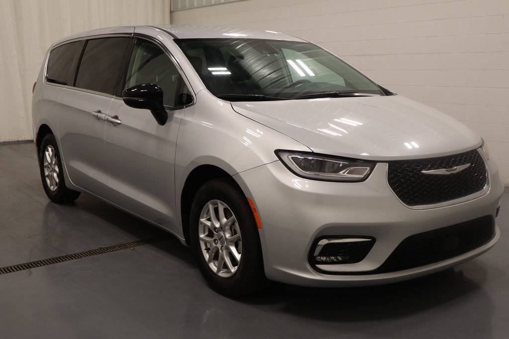 Used 2024 Chrysler Pacifica Touring-L image 2