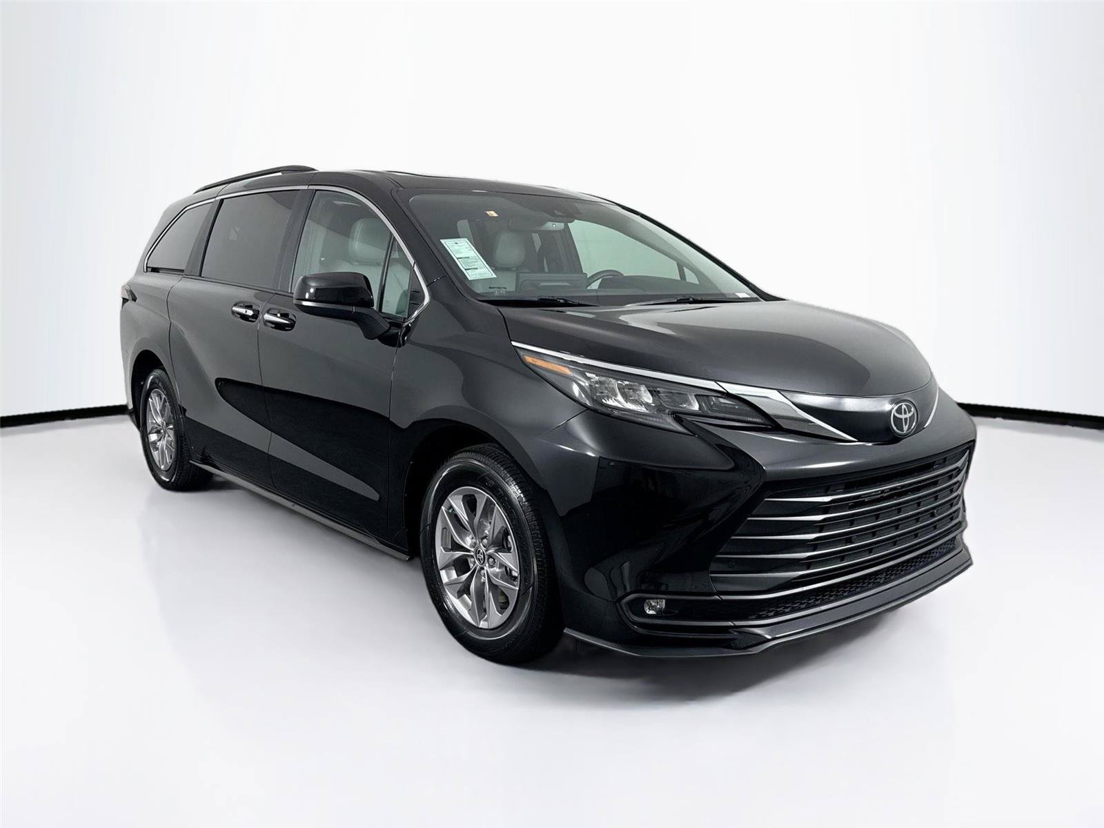 Certified 2026 Toyota Sienna XLE FWD image 10