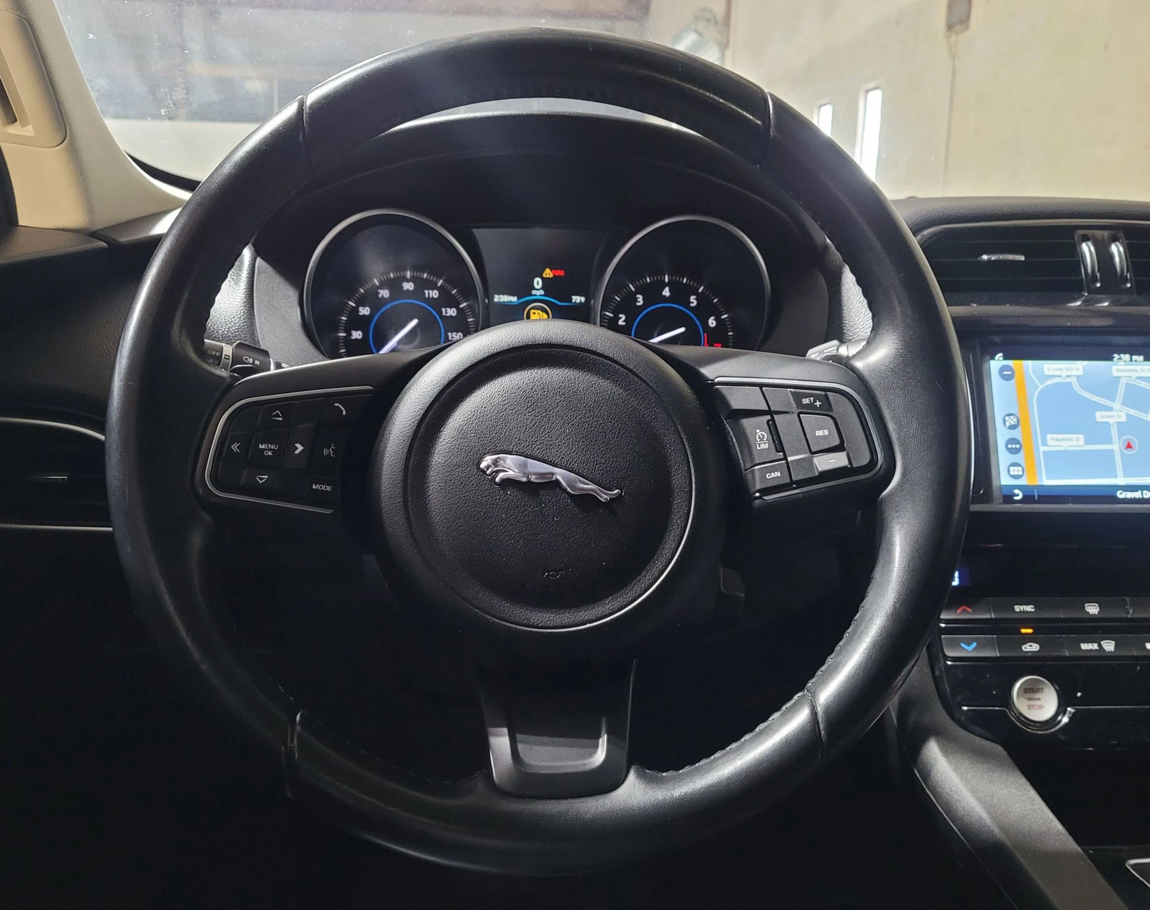 Used 2018 Jaguar F-PACE image 22