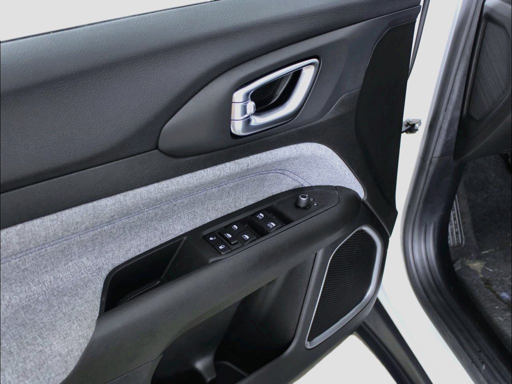 New 2025 Jeep Compass Latitude AWD/4WD image 9
