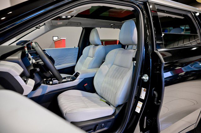 Used 2025 Mitsubishi Outlander AWD image 15