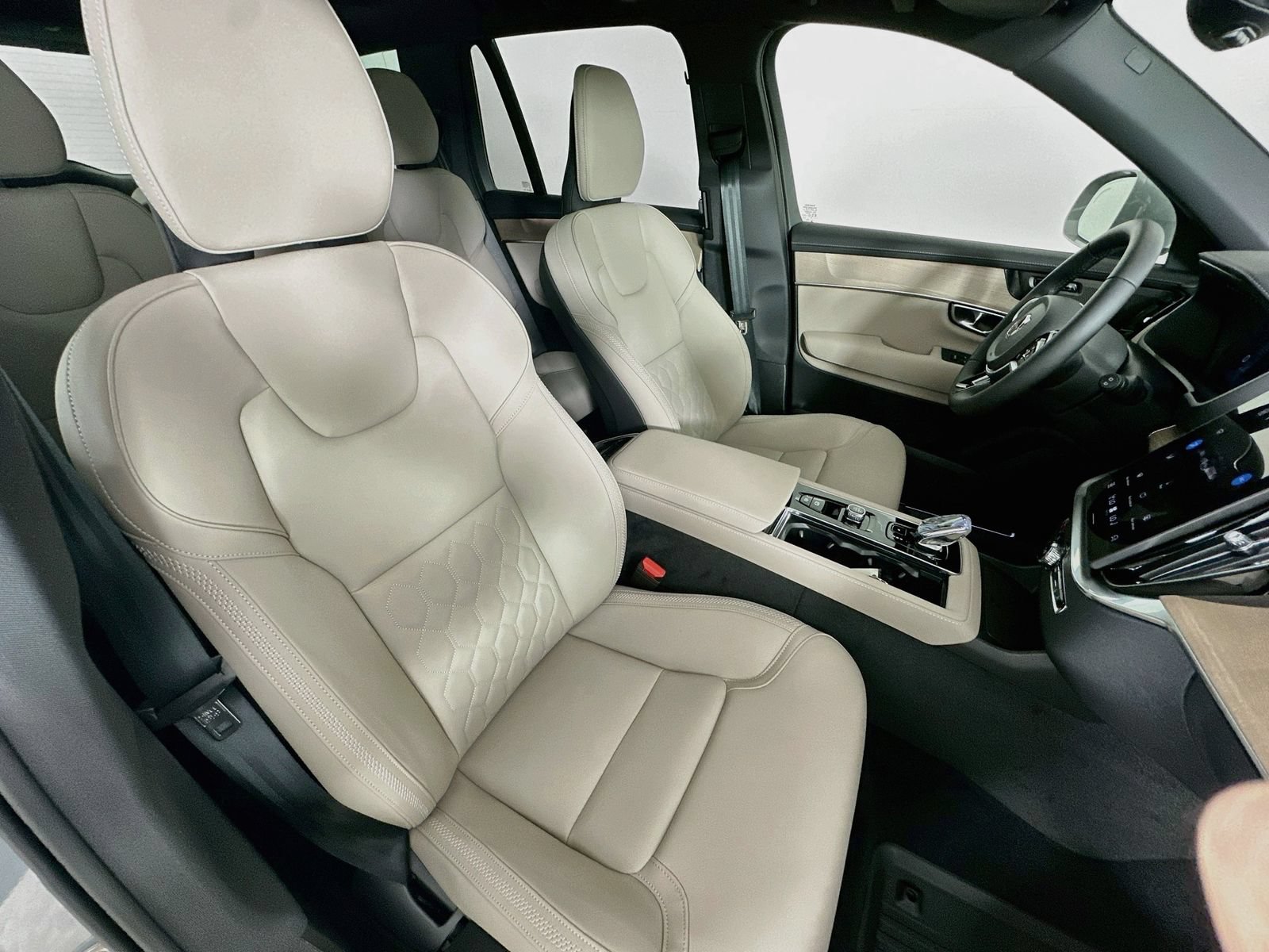 New 2026 Volvo XC90 T8 Plus w/ Protection Package Premier AWD/4WD image 44