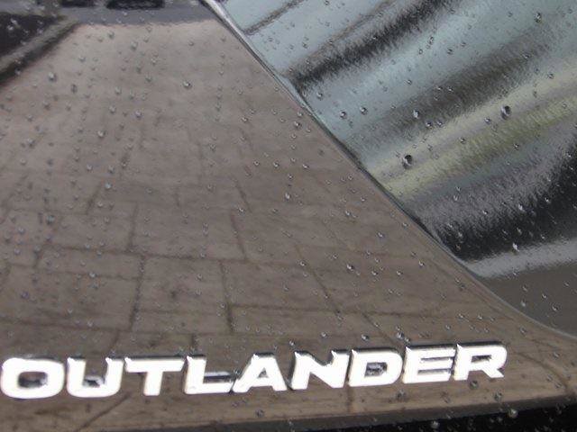 New 2025 Mitsubishi Outlander SE image 8