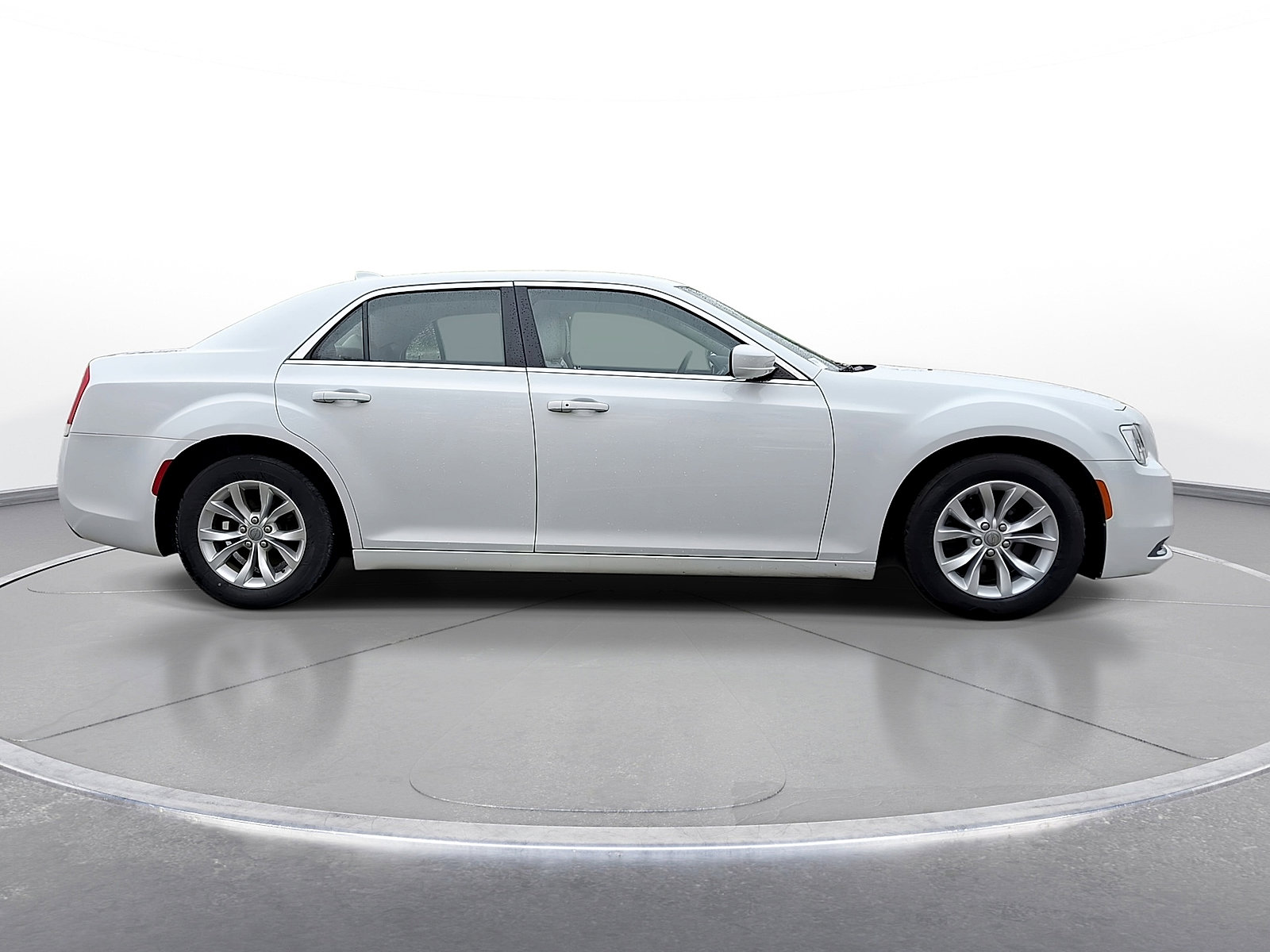 Used 2015 Chrysler 300 Limited RWD image 9