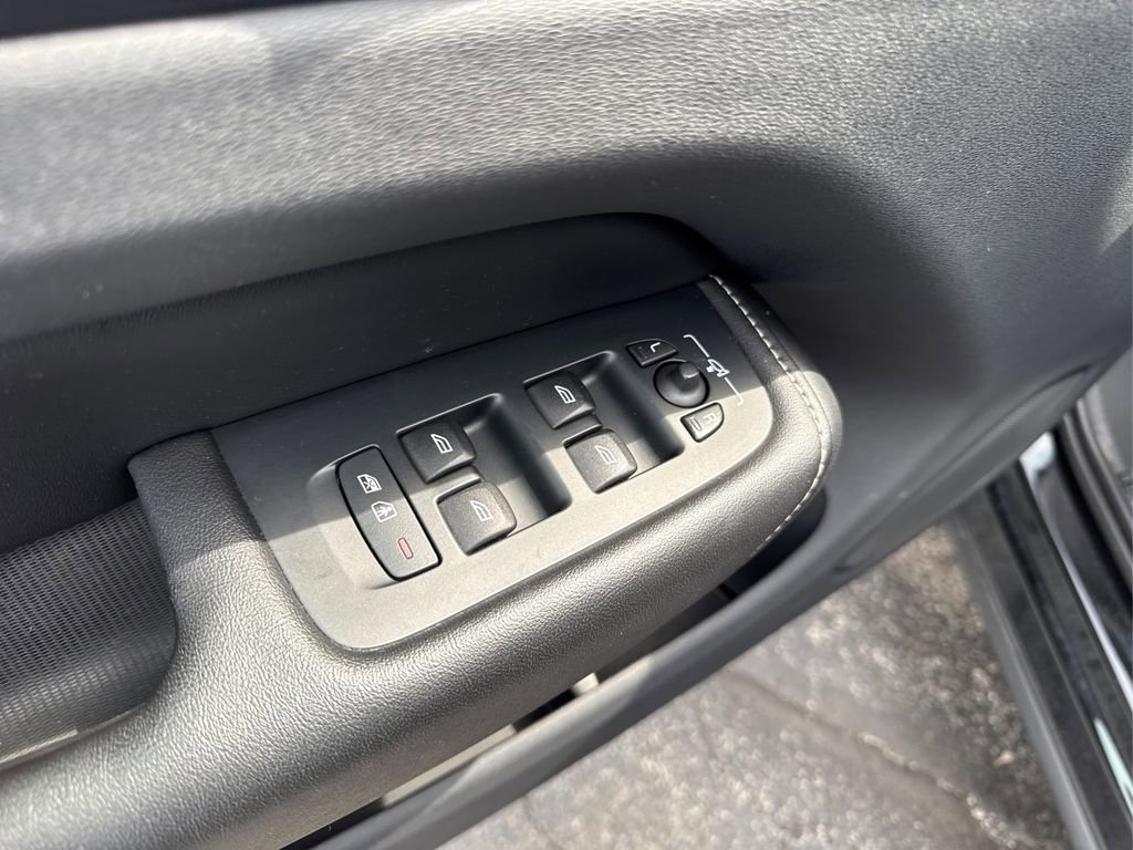 Used 2018 Volvo XC60 T5 R-Design w/ Convenience Package image 36