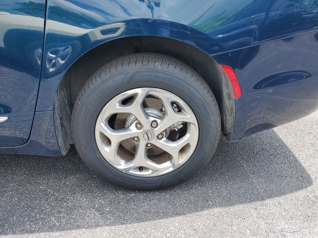 Used 2021 Chrysler Pacifica Limited w/ Uconnect Theater Family Group image 5