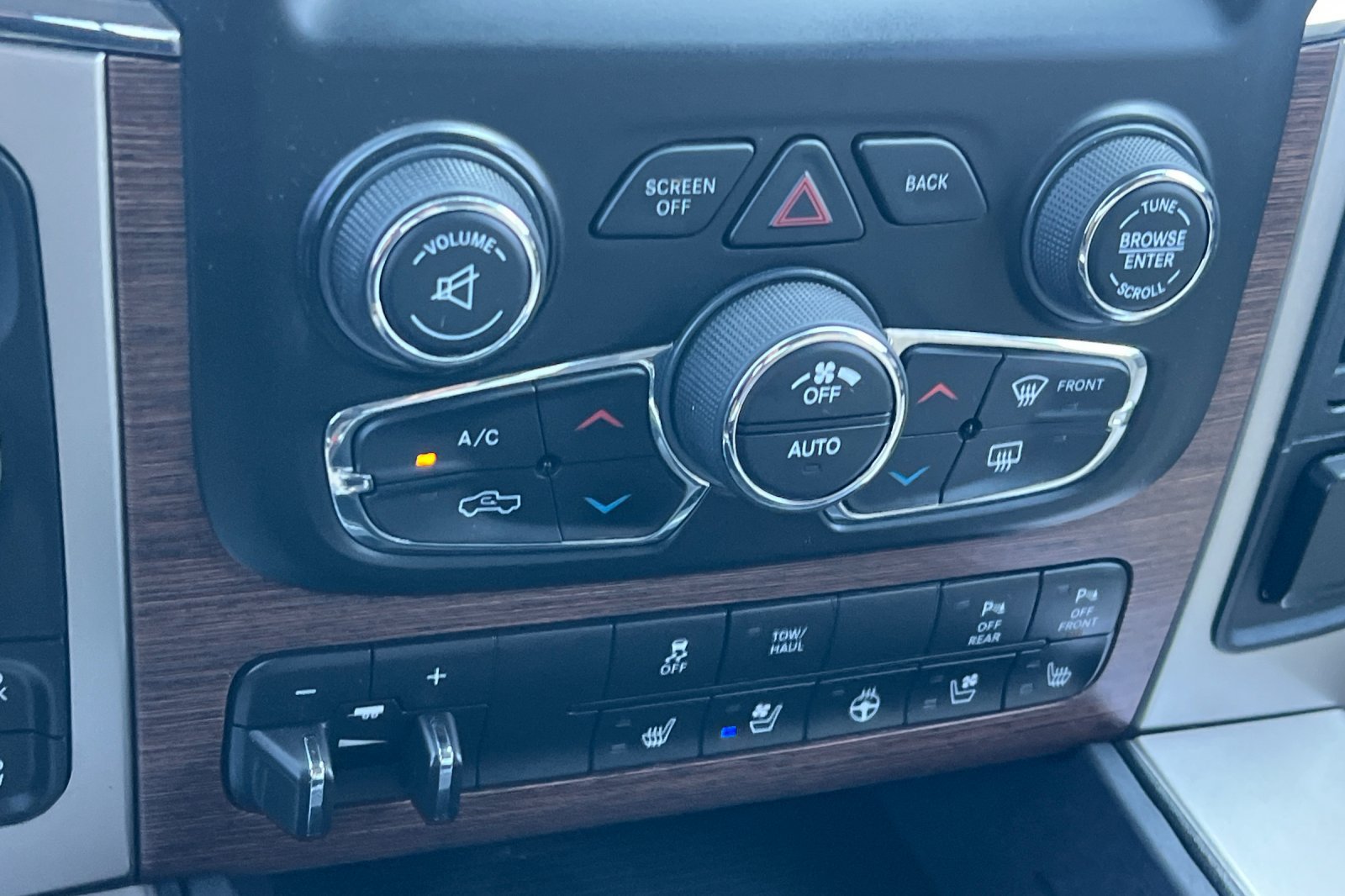 Used 2018 RAM 1500 Laramie w/ Convenience Group AWD/4WD image 23