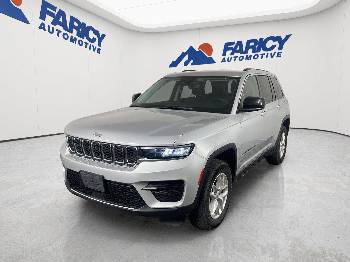 Used 2023 Jeep Grand Cherokee Laredo AWD/4WD image 2