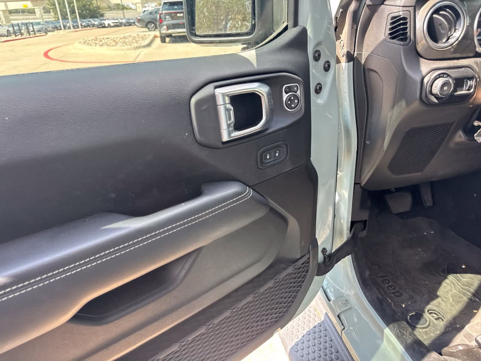 Used 2023 Jeep Wrangler Unlimited Sahara AWD/4WD image 11