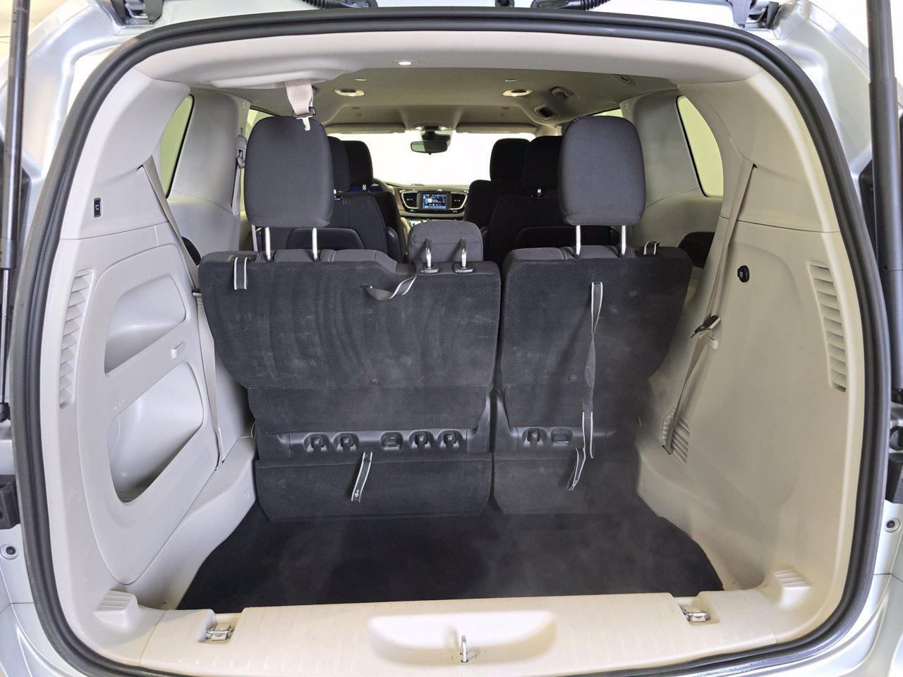 Used 2023 Chrysler Voyager LX FWD image 7