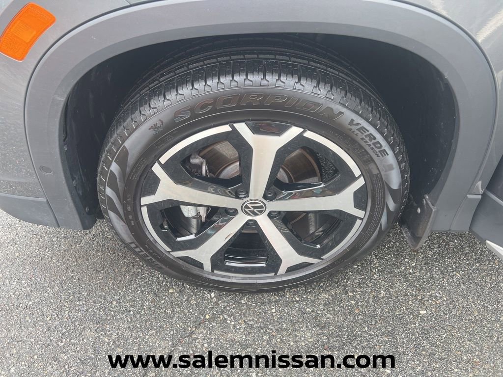 Used 2025 Volkswagen Tiguan SE AWD/4WD image 17