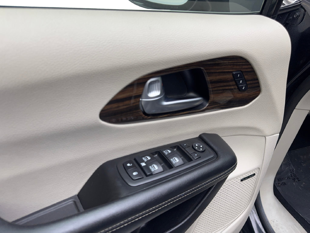 Used 2022 Chrysler Pacifica Limited FWD image 35