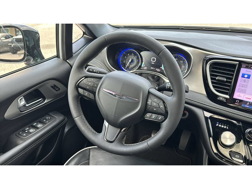 Used 2023 Chrysler Pacifica Limited w/ Uconnect Theater Family Group FWD image 22