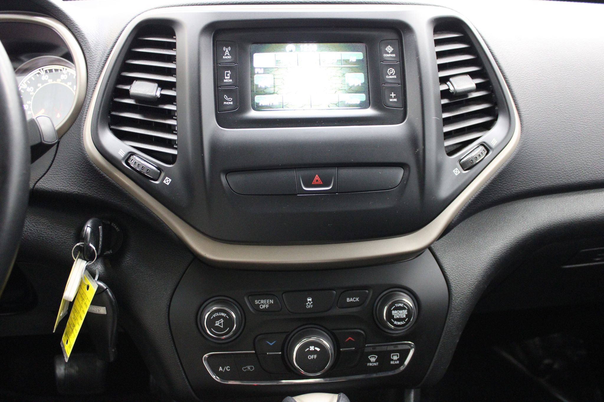 Used 2015 Jeep Cherokee Latitude image 28