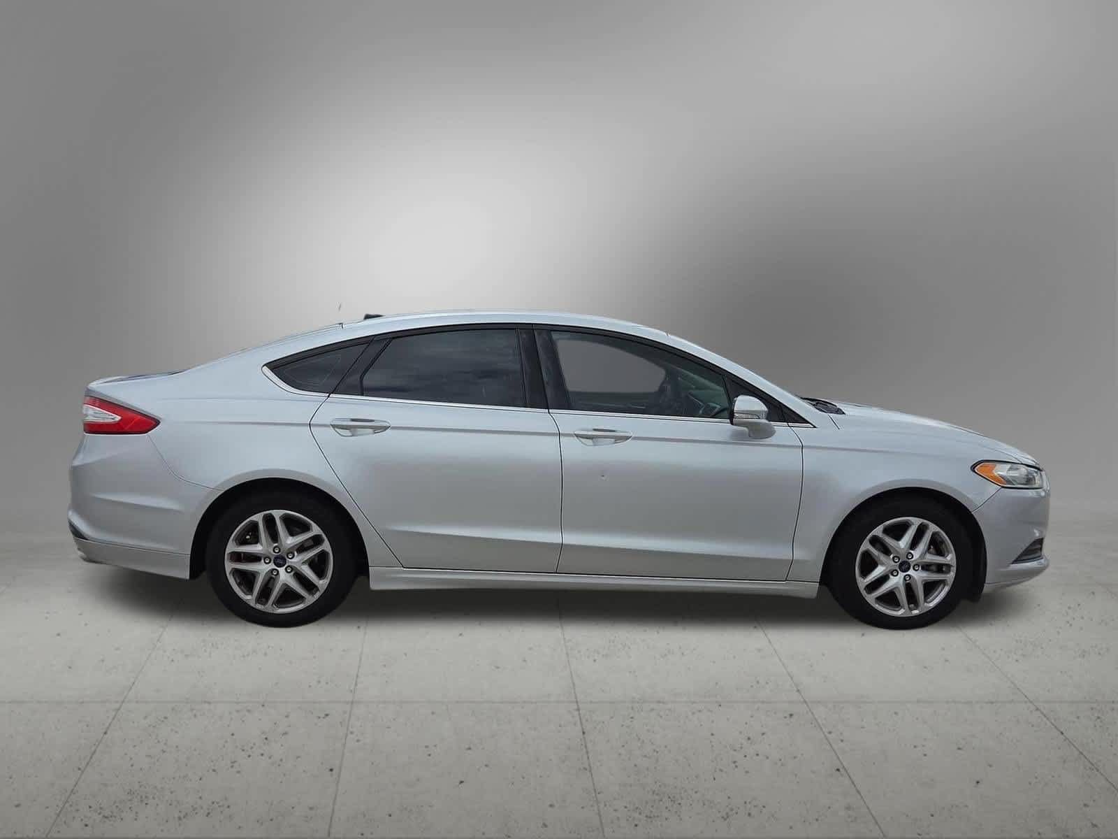 Used 2016 Ford Fusion SE FWD image 7