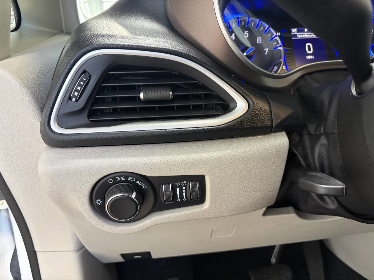 Used 2021 Chrysler Voyager LX image 20