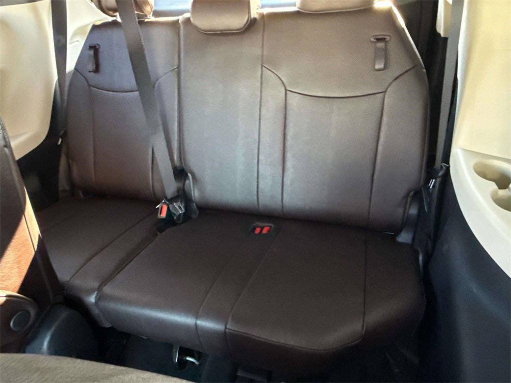 Certified 2023 Toyota Sienna Platinum image 31