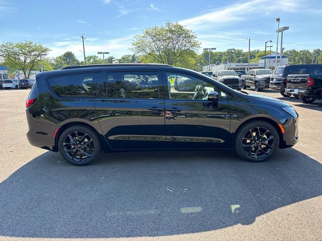 New 2027 Chrysler Pacifica Limited w/ Family Tech Group FWD image 30