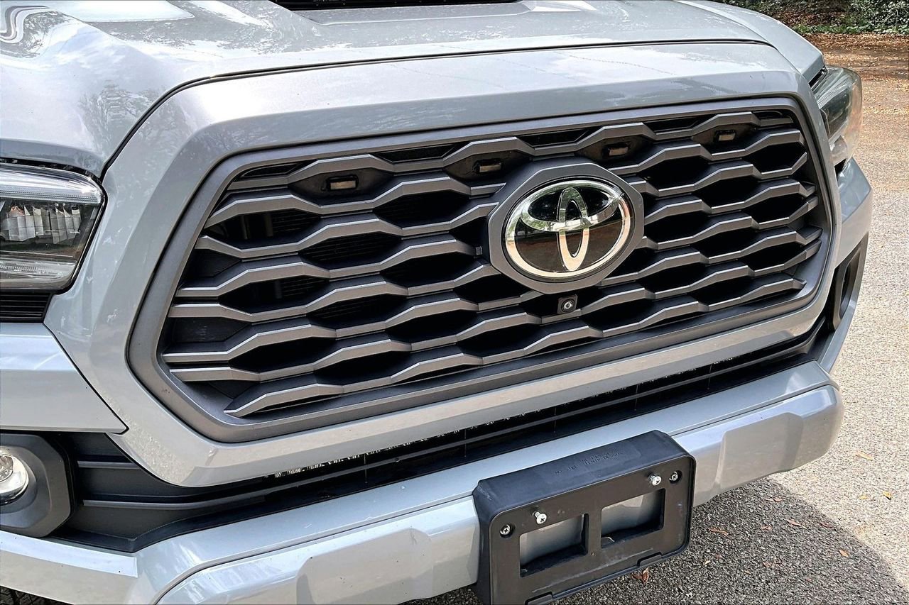 Used 2020 Toyota Tacoma TRD Sport w/ TRD Premium Sport Package AWD/4WD image 32