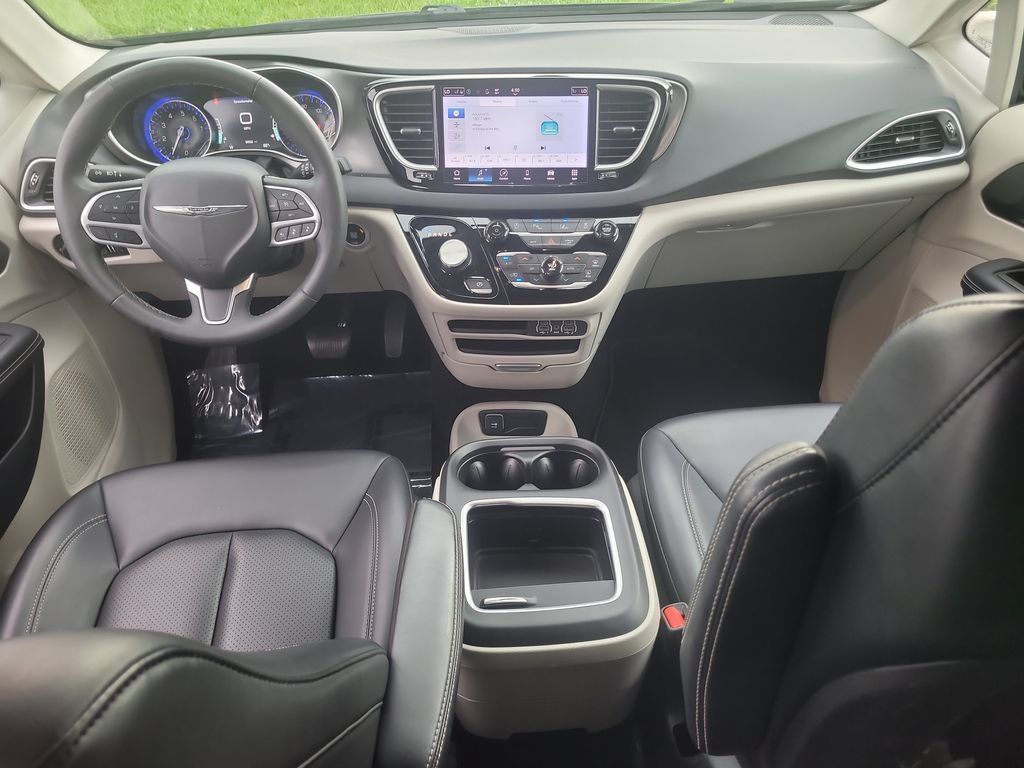 Certified 2023 Chrysler Pacifica Touring-L FWD image 16