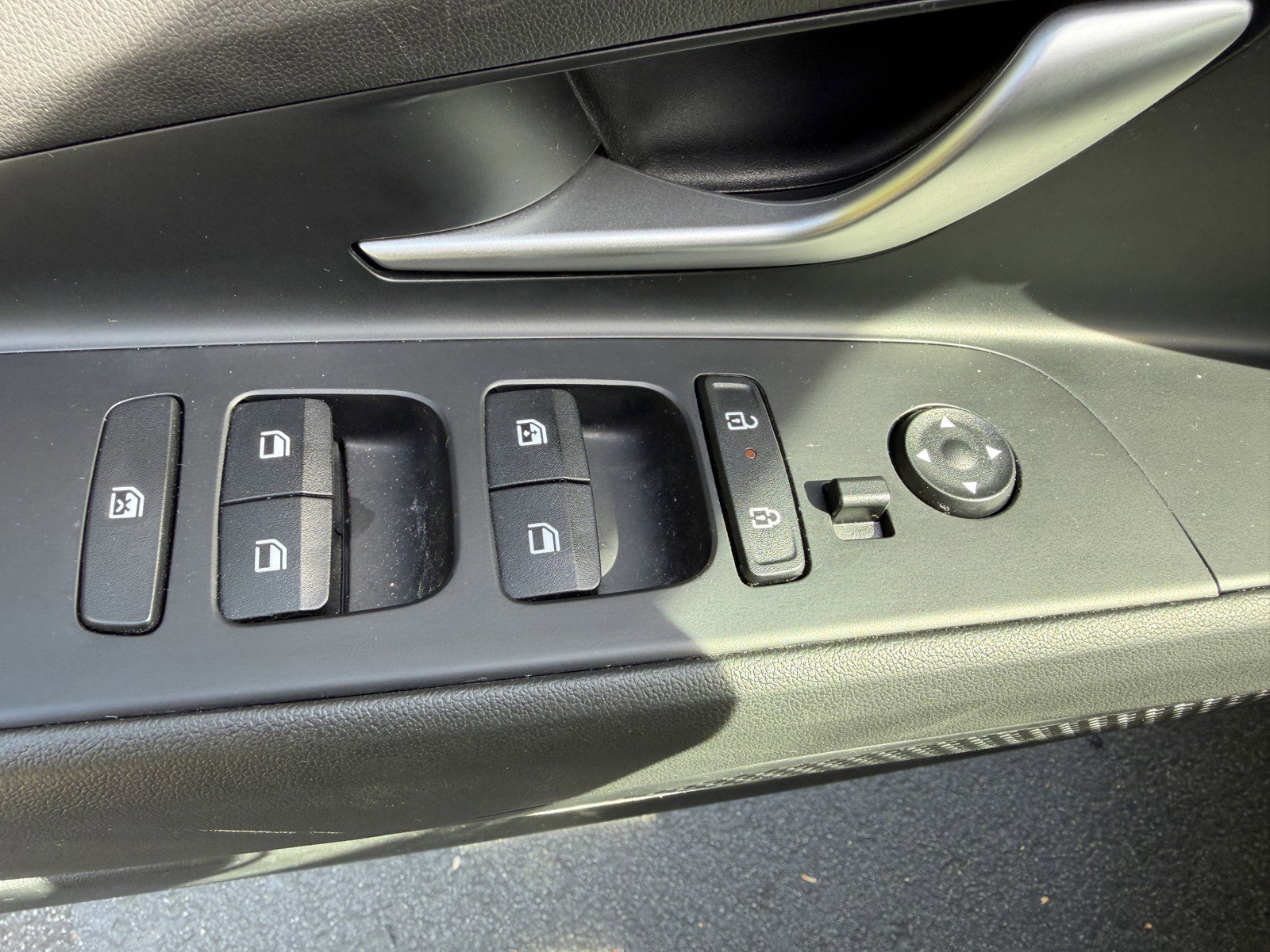 Used 2025 Hyundai Elantra Limited image 19