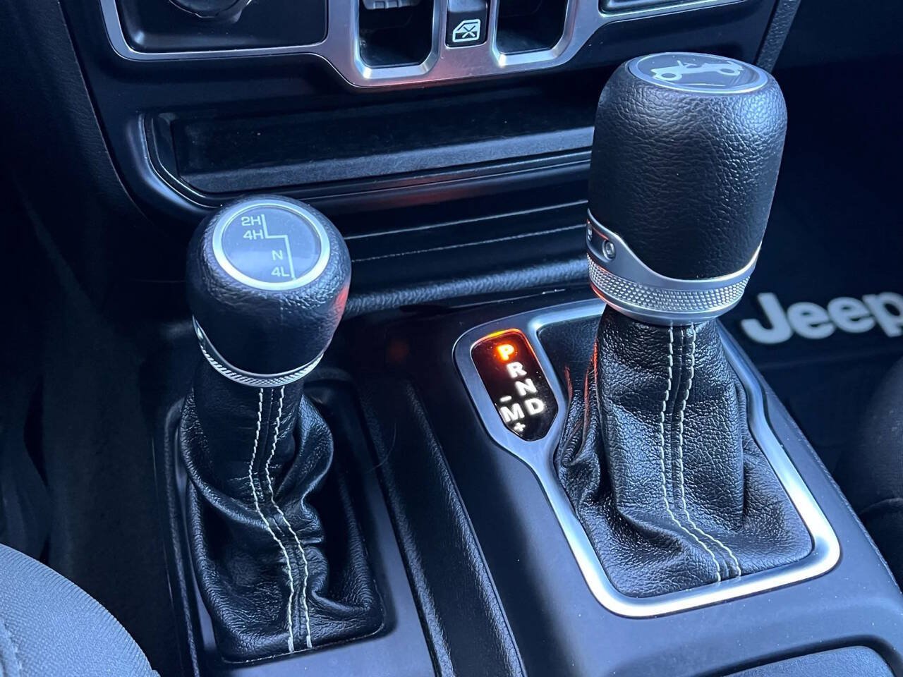 Used 2020 Jeep Wrangler Unlimited Sahara w/ Uconnect 4C Nav & Sound Group AWD/4WD image 24