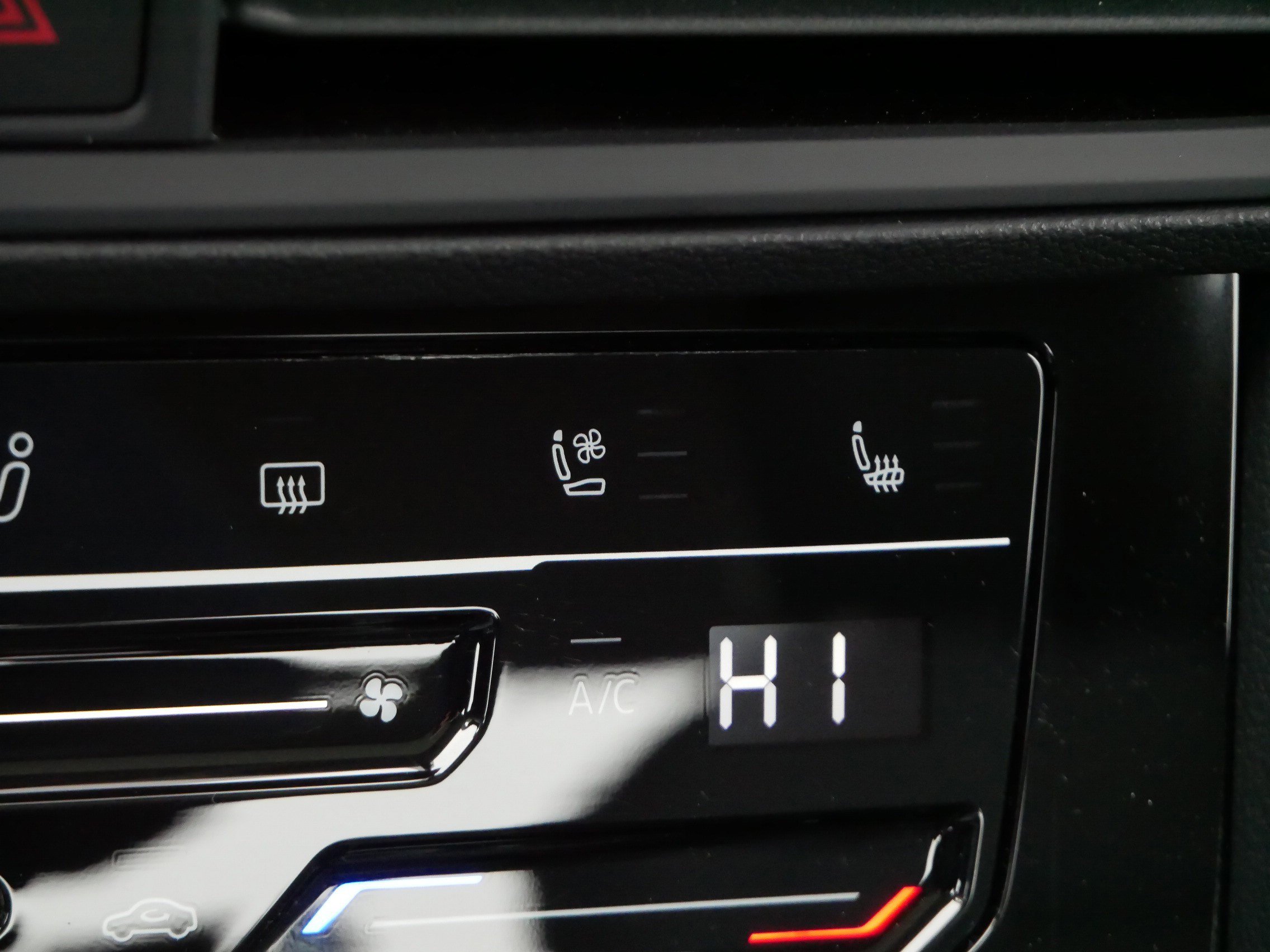 Certified 2025 Volkswagen Jetta SEL image 29