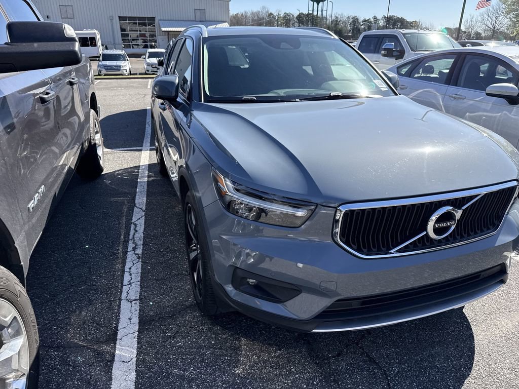 Used 2021 Volvo XC40 T5 Momentum w/ Premium Package image 2